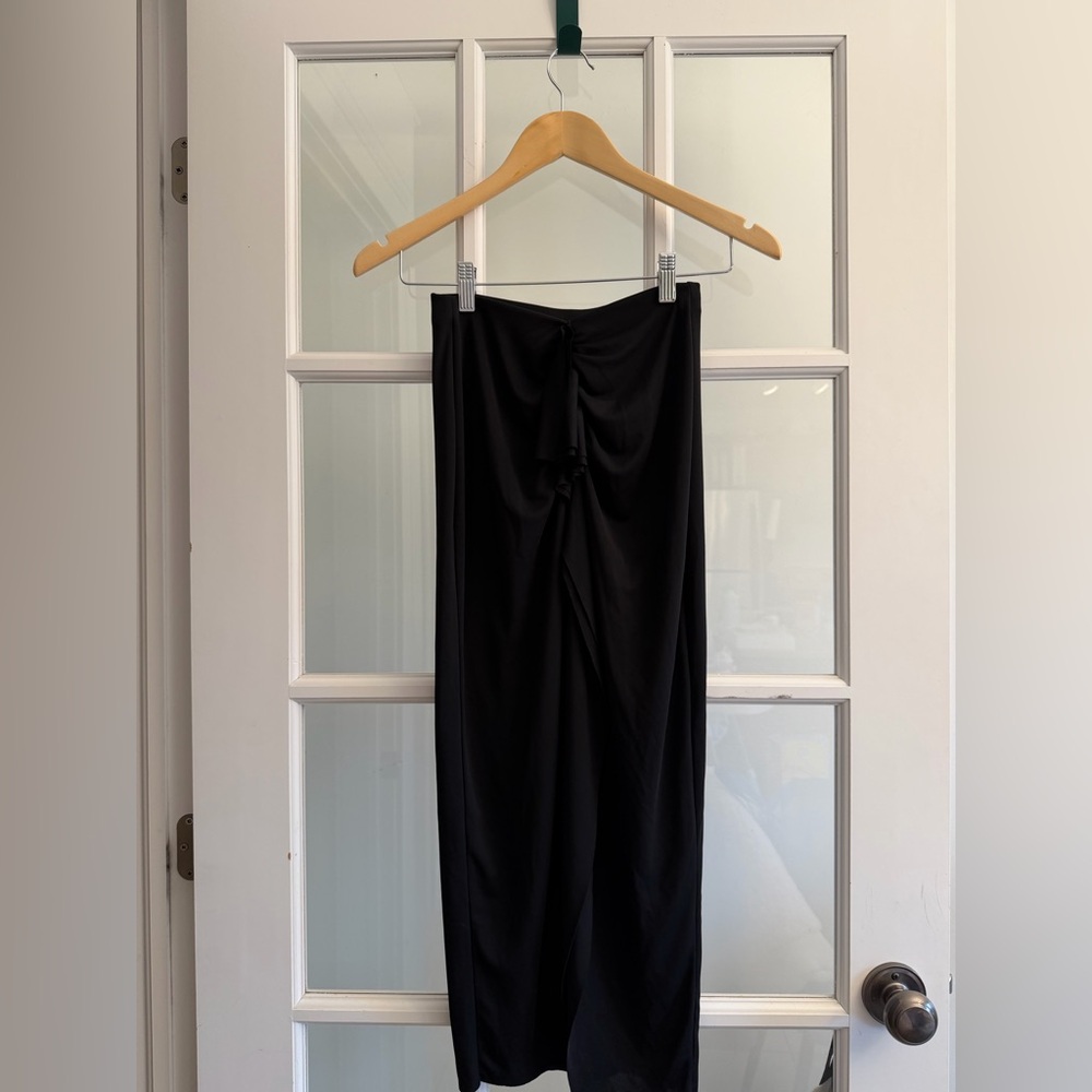 H&M Black Ruched Maxi Skirt |
Size XS | Minimal & Flattering